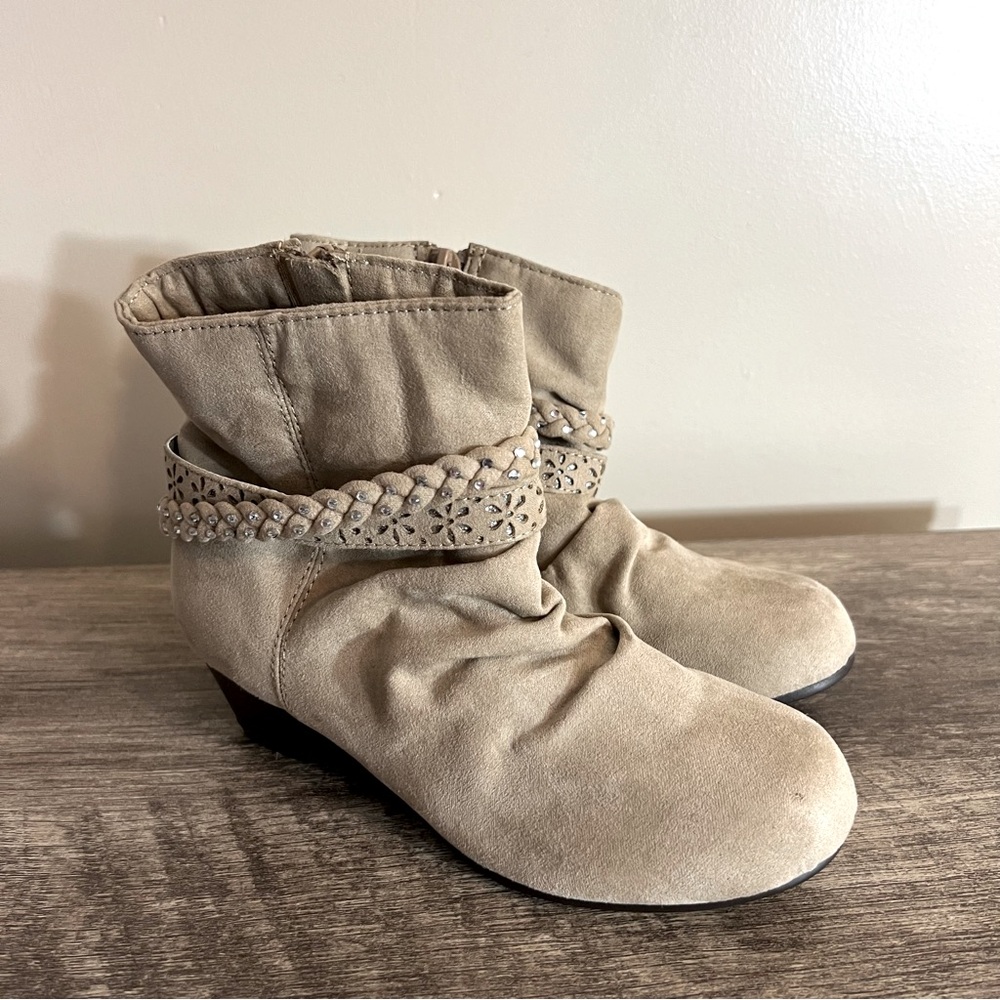 Kids size 13 Bongo Boots with small 1.5” heel booties tan taupe Boho Neutral